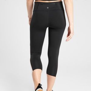 Athleta Velocity Stash Pocket Capri Tights
